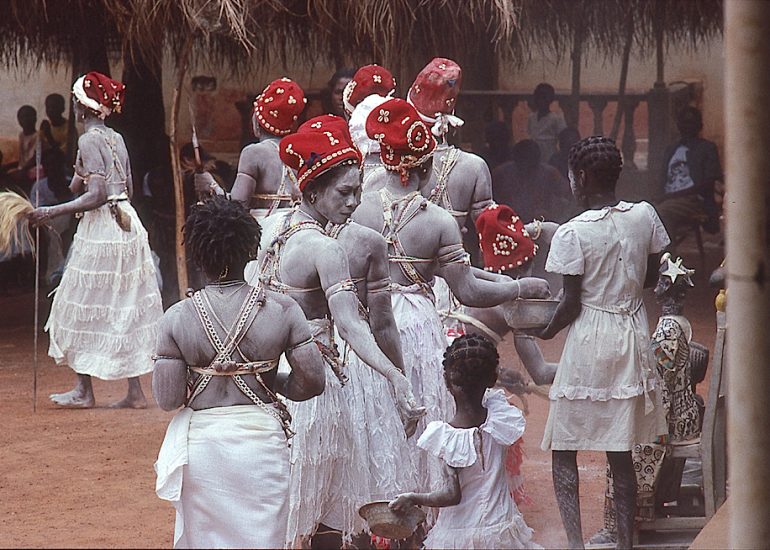 Pays Agnis_Fete des Ignames_Feticheuses_village de Tenguelan_1996