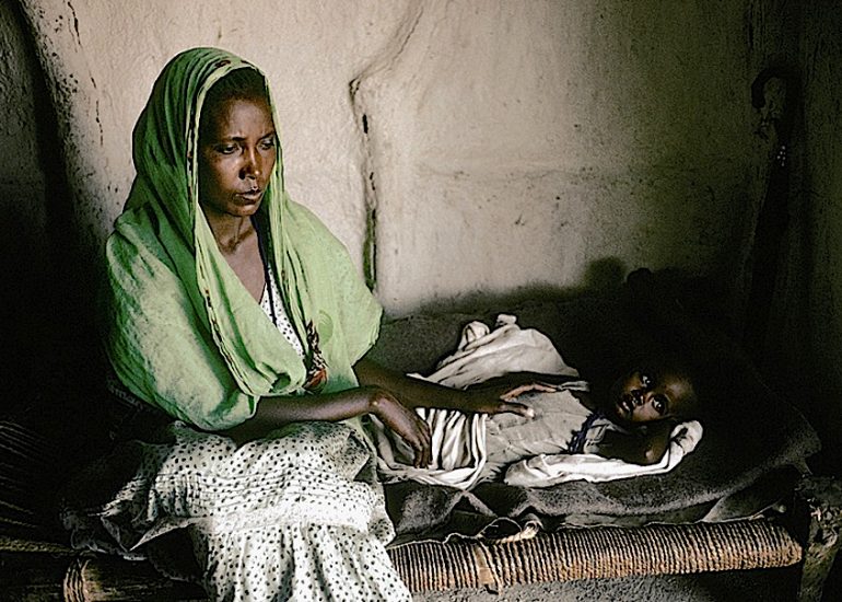 Ethiopie_Adebey_à la frontière du Soudan et de l'Erythrée_Cette femme est arrivée a la clinique de brousse avec sa fille dans le coma ( paludisme)_Elle a été sauvée avec force de pénicilline et quinine_1999