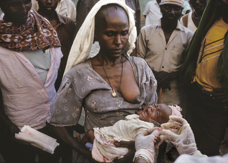 Ethiopie_Huméra à la frontière du Soudan et de l'Erythrée_prise de sang pour détecter le parasite du paludisme qui tue près d'un million de personnes en Afrique tous les ans_dont la majorité d'enfants_1993