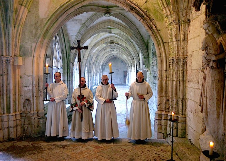 Seine Maritime_Abbaye de Saint Wandrille_Vivre en Dieu au quotidien_Procession a la Vierge_Benedictins_2003