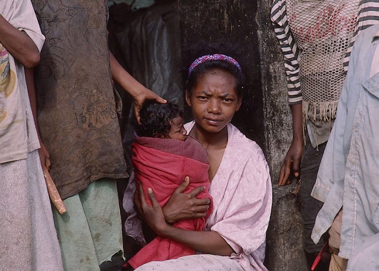 Madagascar_Enfants des rues_Medecins sans frontieres_Marché d'Antsirabe_1999