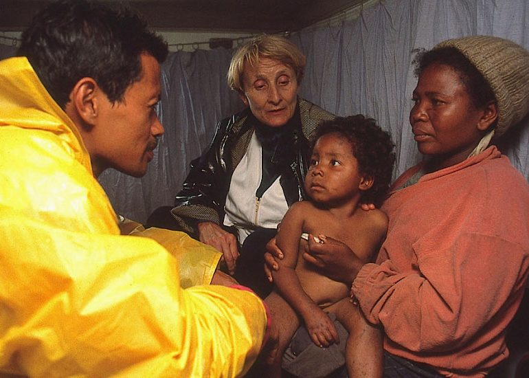 Madagascar_Antsirabe_Medecins sans frontieres_Visite medicale dans un mini bus la nuit_1999