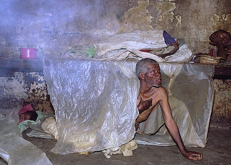 Madagascar_Antsirabe_Tour de la ville avec Mèdecins sans Frontières à la rencontre de necessiteux dormant dans les marchés_1999