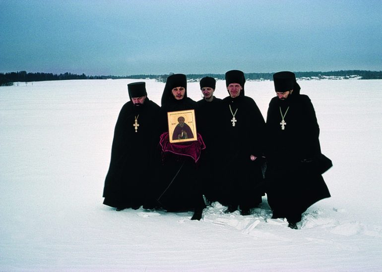 Region de Xolhmogory_Monastere St Antoine Sisky_la communaute monastique avec l icone du fondateur_1997