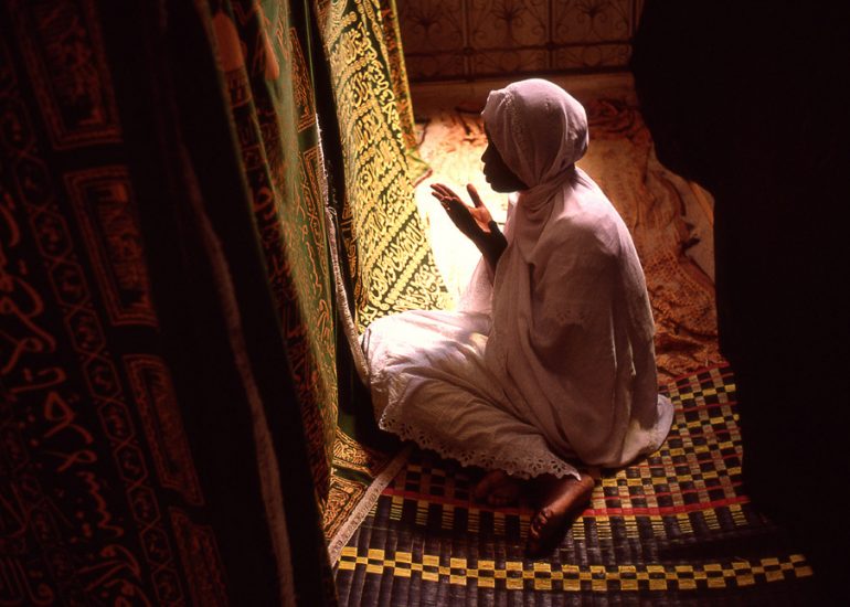 Touba_l'une des plus grandes mosquees d Afrique noire_Chaque annee des millions de pelerins mourides viennent prier_La priere isole en meme temps qu'elle unit_2002