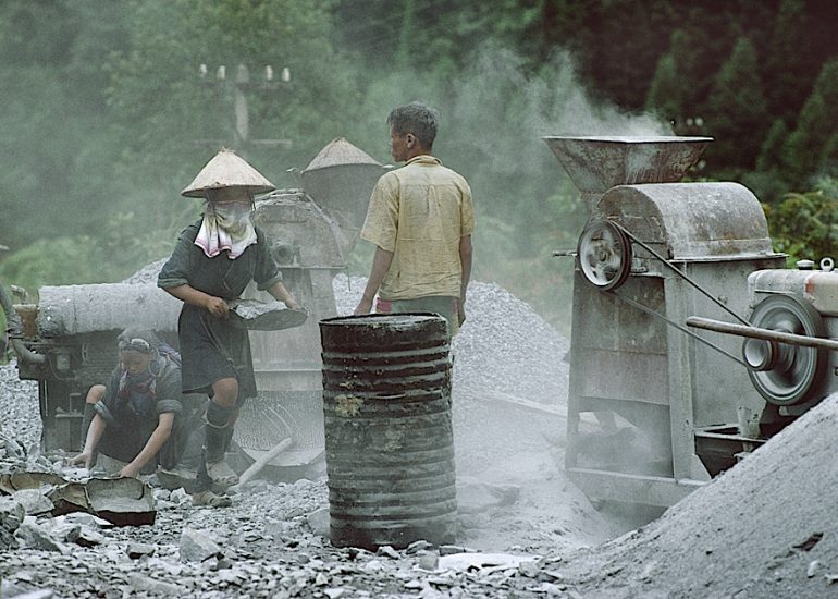 VIET-NAM_Lao-Cai_Province de Sapa_Travail des femmes sur la route_1994
