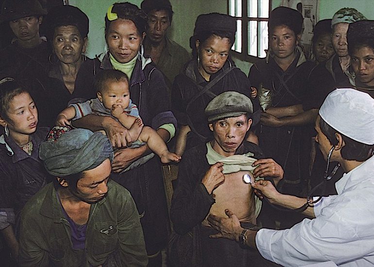Vietnam_Province de Lao-Cai_pres de la frontiere chinoise_Visite medicale pour la recherche du parasite du Paludisme_1994
