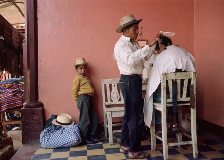 Amérique Centrale_Guatemala_Coiffeur à Chichicastenango_1973