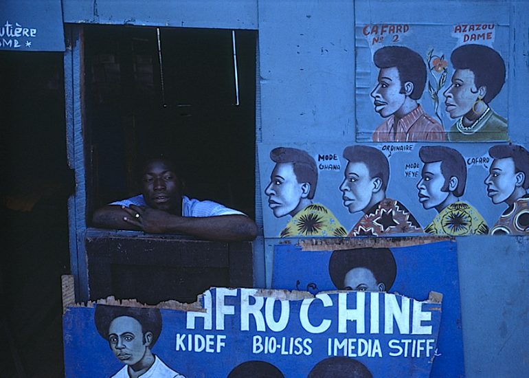 Cote d'Ivoire_Abidjan_coiffeur à Adjamé_1996