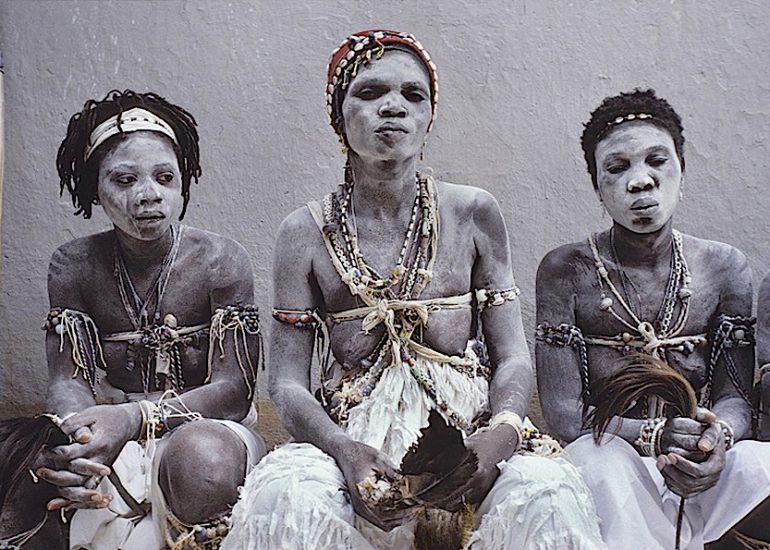 Cote d'Ivoire_pays Agnis_village de féticheuses_es komians et les novices se préparent à la danse sacrée_1993