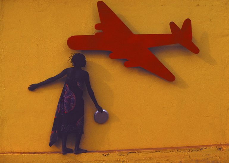 Cote d'Ivoire_Bouake_jeune fille Baoule_Epicerie_Chaine Avion_1979