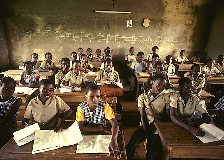 Cote d 'Ivoire_sur la lagune Ebrie_Ecole sur l'ile de Tiagba_Presence de l eglise de Papa Nouveau_1997