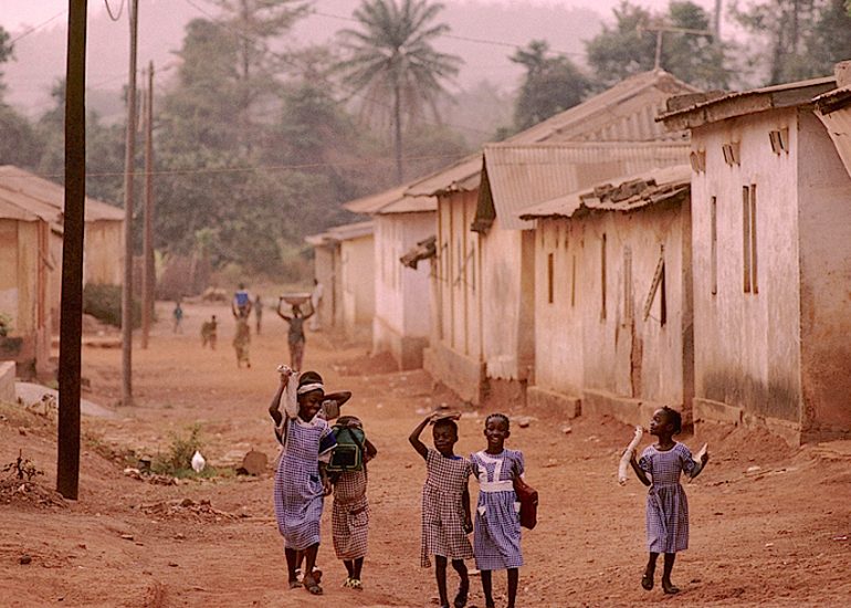 Cote d''Ivoire_Pays Agnis Morofoué_village de Kangandissou_Retour d'école_2000