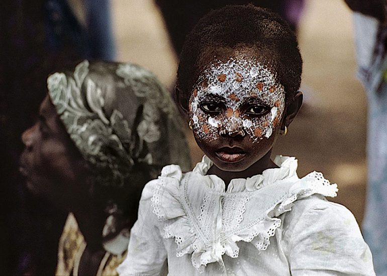 Cote d'Ivoire_Pays Agni_Pendant la fete des ignames_enfants et adolescent sont autorises a arborer des symboles dessines au kaolin sur le visage_1996