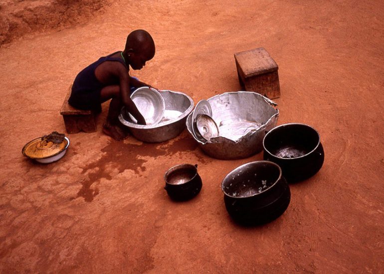 Cote d'Ivoire_Pays Agni Morofoue_village de Kangandissou_Corvee de vaisselle_2000