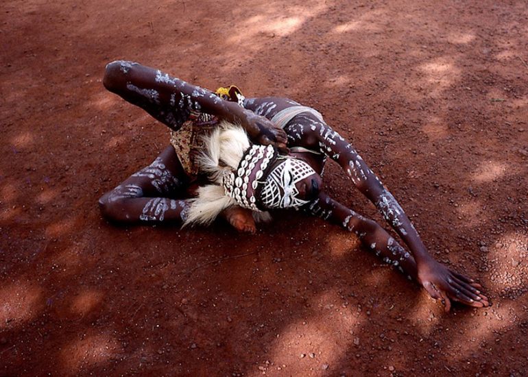 Cote d'Ivoire_Region de Man_Frontiere Liberia_chez les Simbo Jongleurs d'enfants_2000