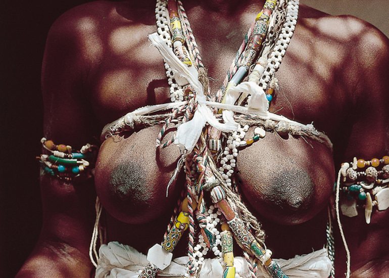 Cote d'Ivoire_Pays Agnis_Salle des fétiches_Une féticheuse se prépare pour la danse sacrée_1996