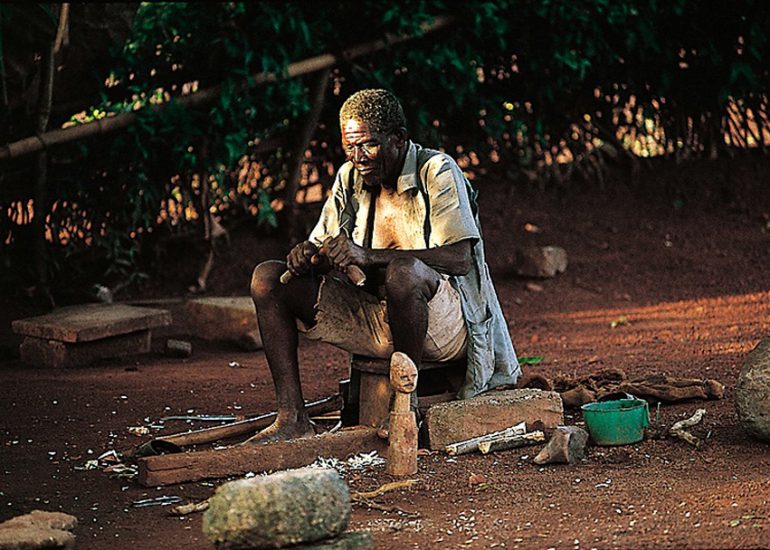 Cote d'Ivoire_Pays Agnis_Un sculpteur de fétiches_1996