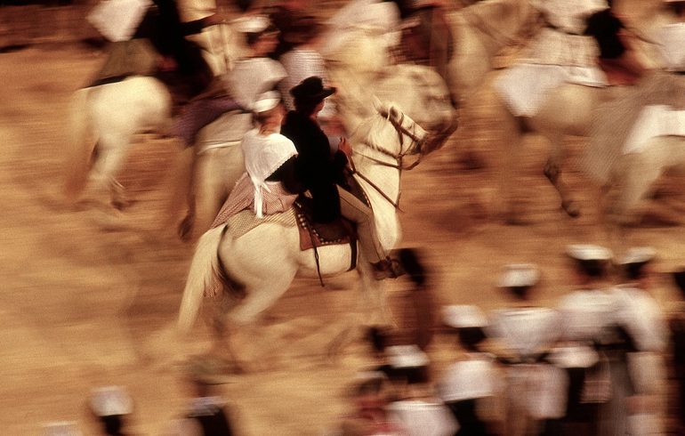 France_ Arles_La Pegoulade_Gardians et arlésiennes en croupe_Arenes d'Arles_1986