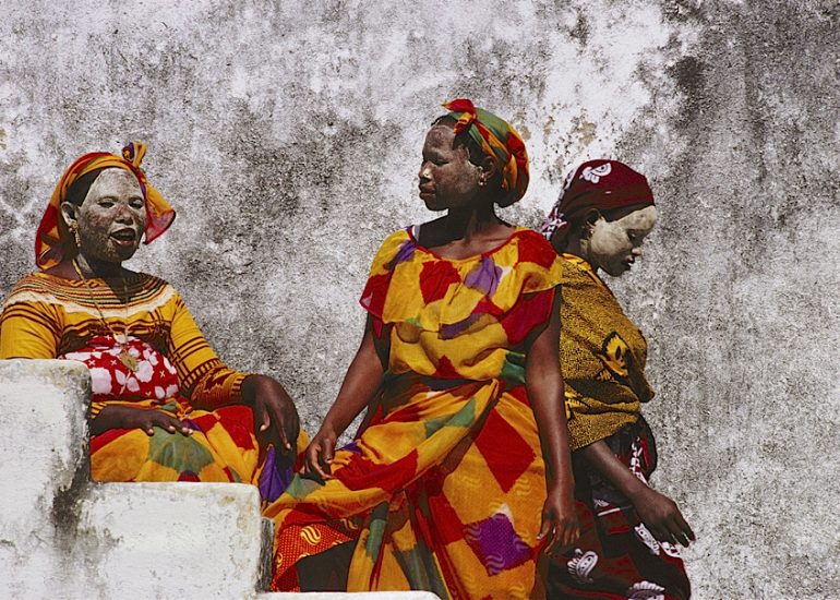 Ile du Mozambique_Canal du Mozambique_Patrimoine de l UNESCO depuis 1991_ Les femmles se parent de Musiro_creme a base de racine_2000