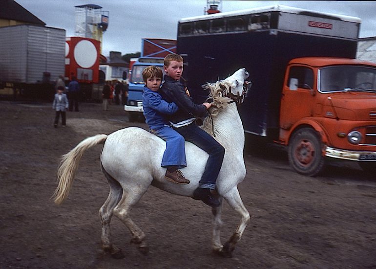 Irlande_Connemara_comte de Galway_Marche aux chevaux a Castelbar_1975