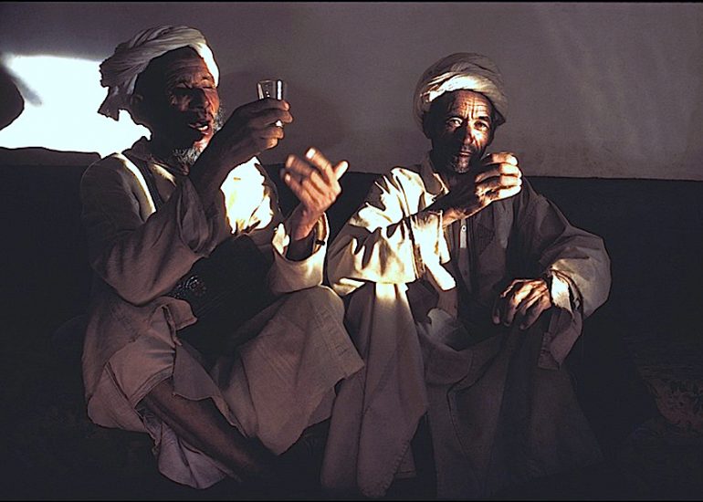 Maroc_Berberes_Vallée du Dadès_Hospitalité_convivialité autour du thé à la menthe_1998