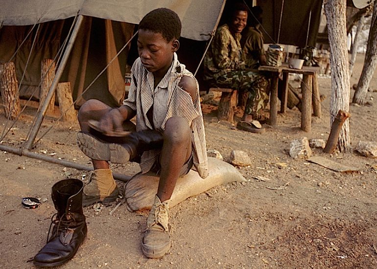 Mozambique_Nampula_nord_camp de commandos de l''armée Portuguaise_Adolescent travaillant sur le camp militaire_1974