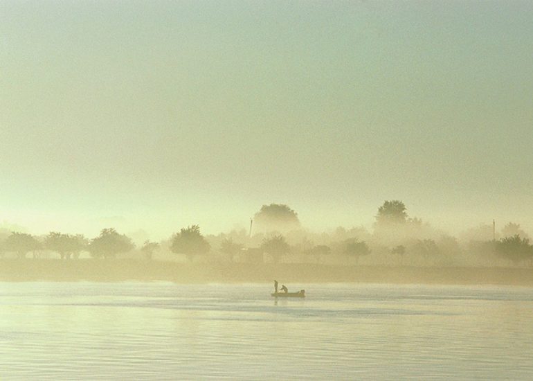 Russie-Petit matin sur la Volga à l'approche d'Astrakhan