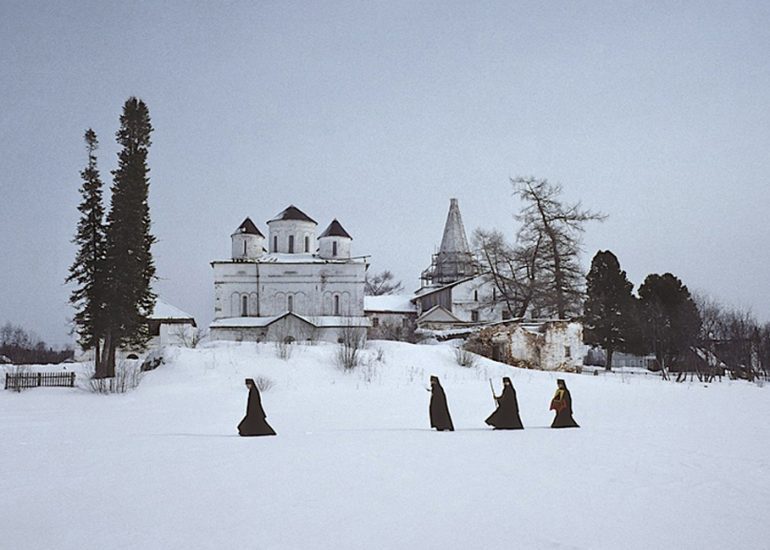 Russie_Grand Nord_Monastère St Antoine Sïsky_La communauté monastique avec l'icône du fondateur sur la rivière gelée Sisky_1997