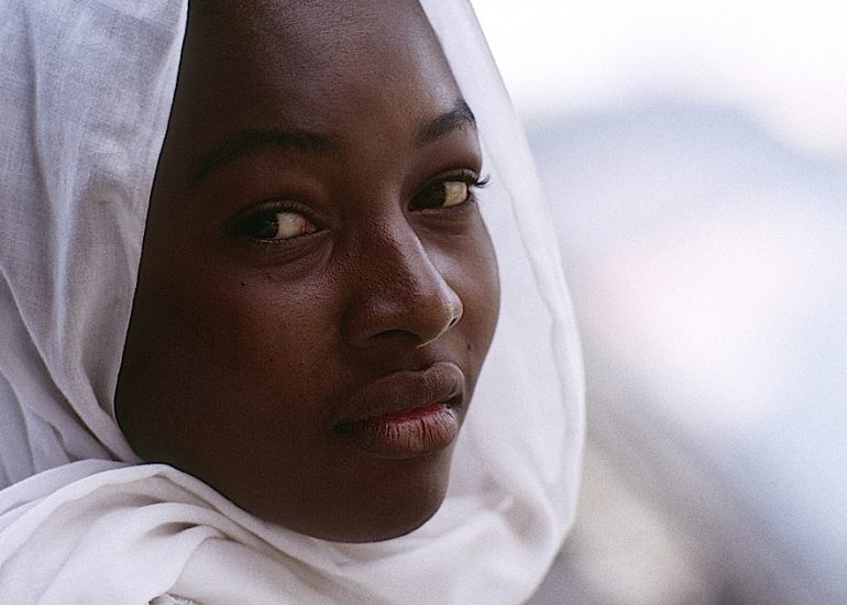 Saint-Louis du Sénégal_une Ibadou_jeune fille de la secte des Ibadites_Ils se distinguent par leur morale stricte mais non integriste_2003