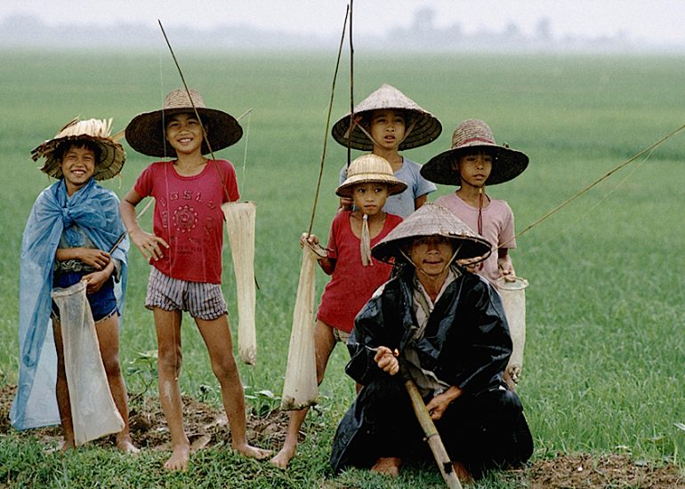 Viet-Nam_Près d''Hanoi_Route n°2_près de Vinhyo_Enfants capturant des grenouilles dans les rizières_2000