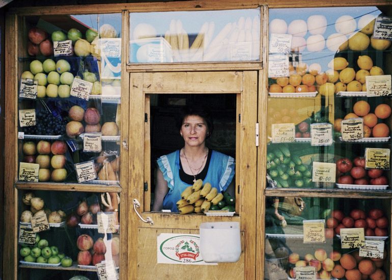 Russie_Omsk_Commercante installee dans un ancien container de treains_2003