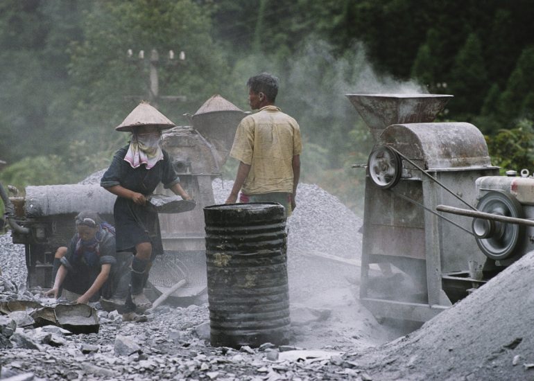 Vietnam_Minorites Dao_Travaux sur les routes_1994