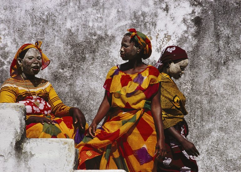 Ile du Mozambique_Canal du Mozambique_les femmes se parent de musiro_creme a base de racine_2000