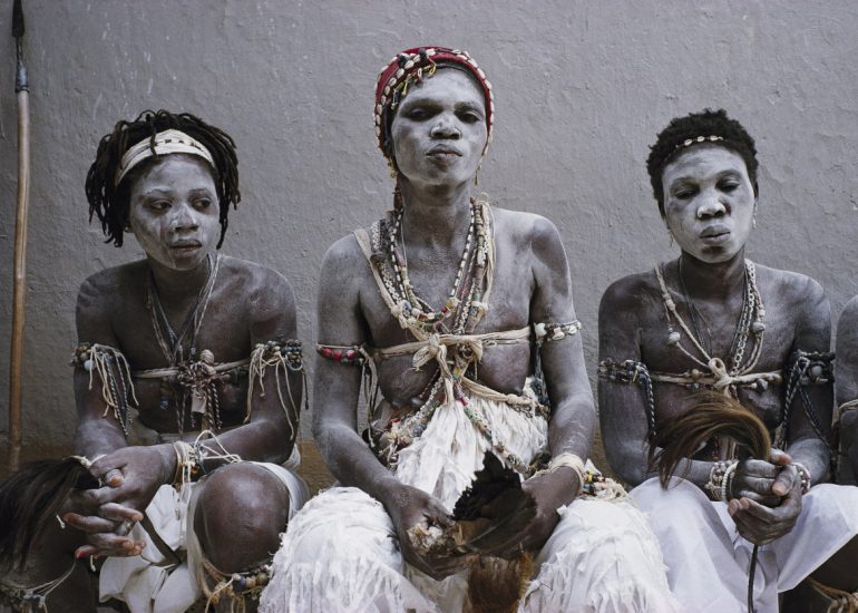 Côte d'Ivoire_Pays Agni_Salle des fetiches_Transes_Feticheuses et comians (novices)_1992