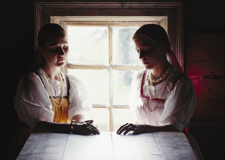 Russie_Carelie_ile de Kiji sur le lac Onega_jeunes filles a la perle_1995