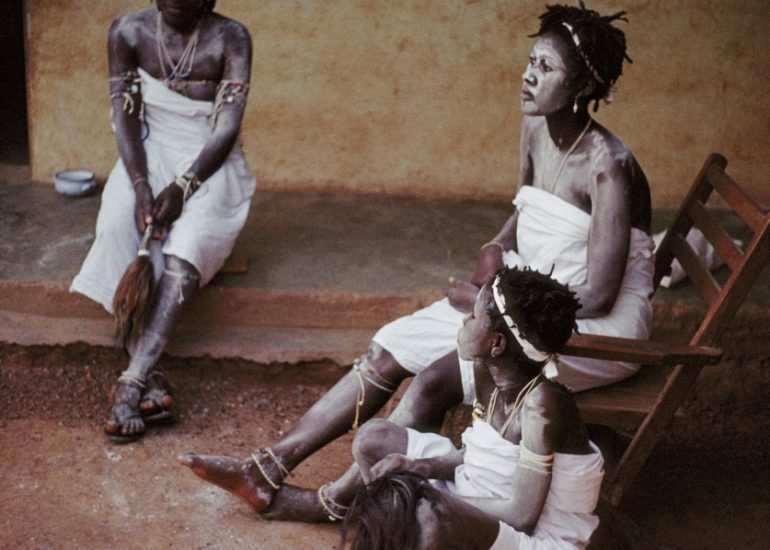 Côte d'Ivoire_Pays Agni_Frontiere Ghana_Comians_Feticheuses novices_1996