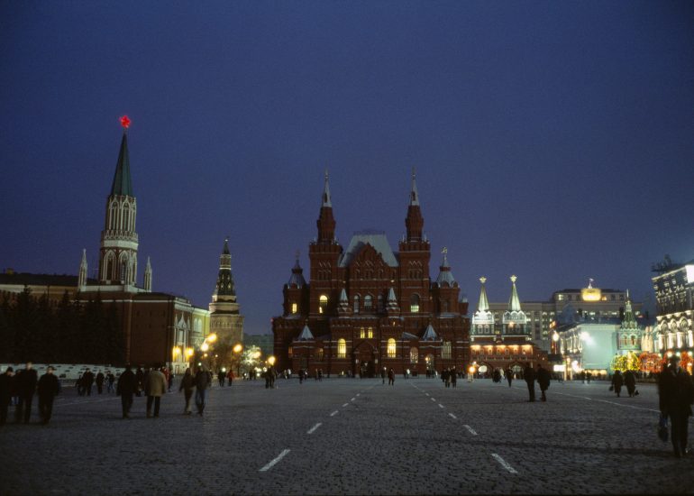 Olivier_Martel_Moscou_La Place Rouge_à Gauche le Kremlin_au centre le Musee de l'Histoire vet les portes de la resurrection