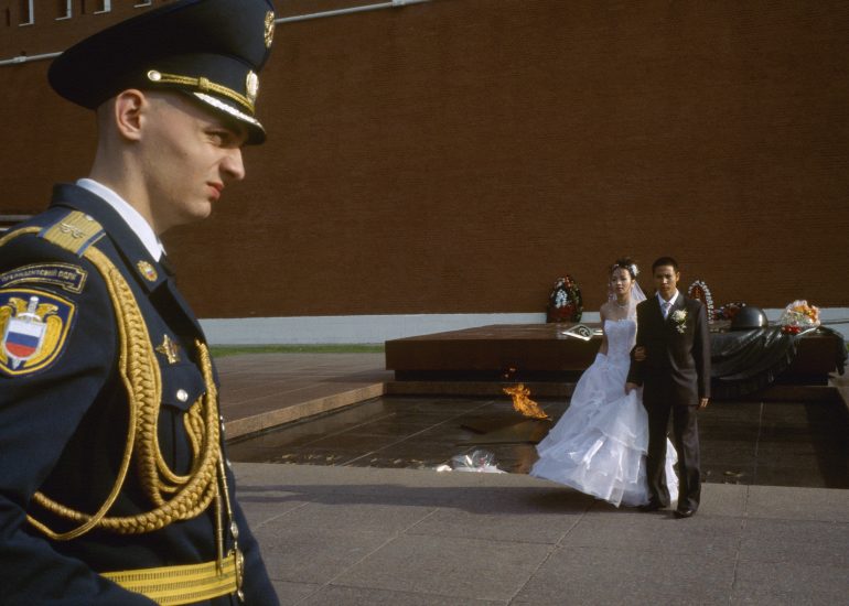 Olivier_Martel_Moscou_La Place Rouge_Monument du soldat inconnu ou il de coutume pour les jeunes mariés de rendre un hommage photographique