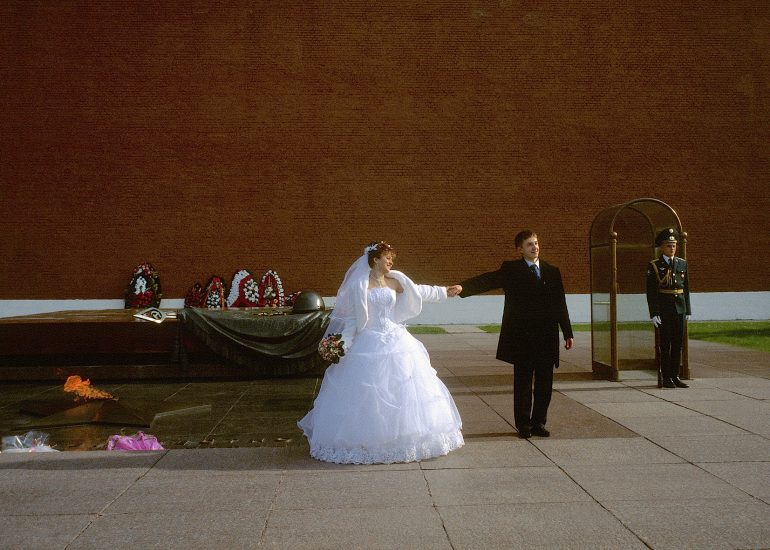 Olivier_Martel_Moscou_Maries devant la tombe du soldat inconnu