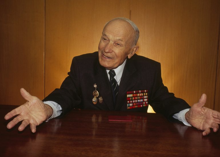 Olivier_Martel_Moscou_le Kremlin_a 88 ans, c'est l'un des plus anciens officiers du regiment presidentiel_Il fut d'abord affecte a la protection r approchee de Staline