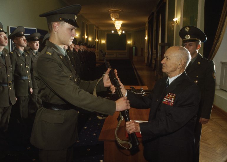 Olivier_Martel_Moscou_le Kremlin_a 88 ans, c'est l'un des plus anciens officiers du regiment presidentiel_Il fut d'abord affecte a la protection r approchee de Staline_Remise des armes aux nouveaux appeles