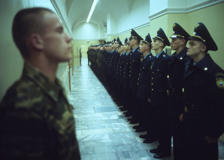Olivier_Martel_Moscou_Kremlin_Repetition au garde a vouys dans les couloirs des dortoirs
