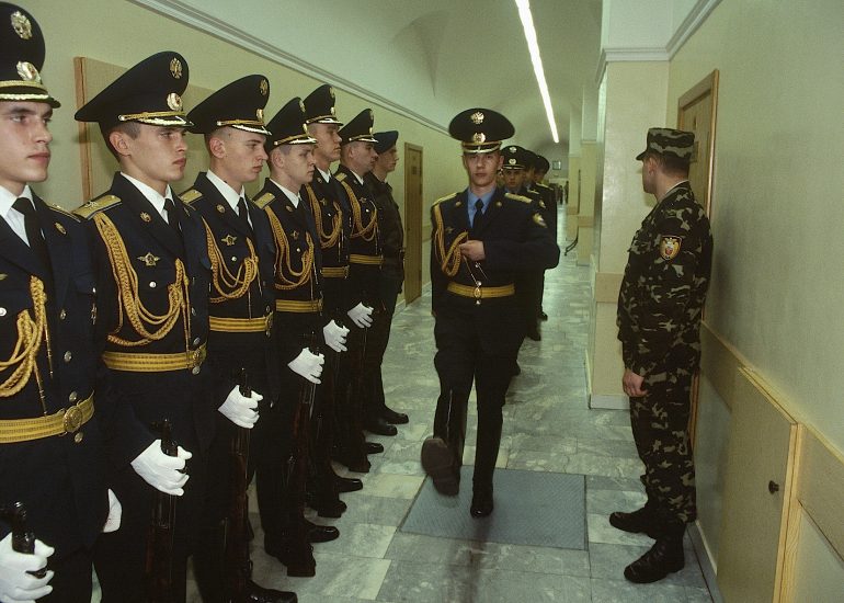 Olivier_Martel_Moscou_Kremlin_Repetition au garde a vous dans les couloirs des dortoirs