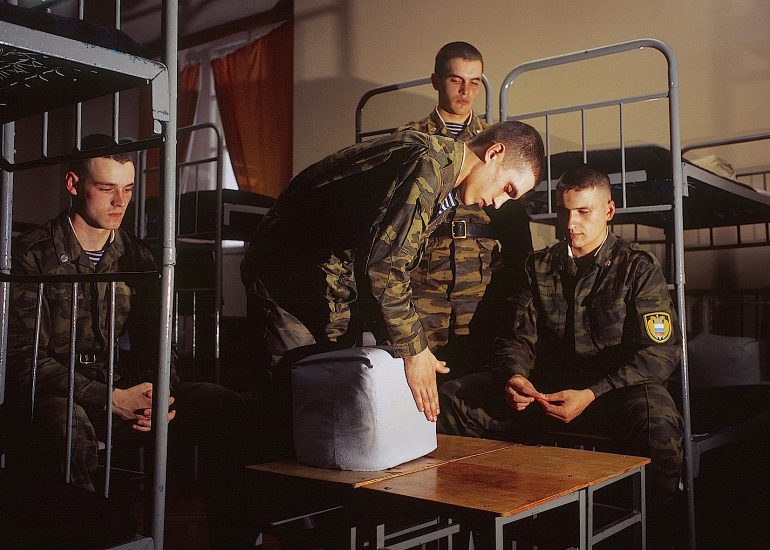 Olivier_Martel_MOSCOU_le regiment du Kremlin_Chambre dortoir de la 1er compagnie_Oreillers en cube
