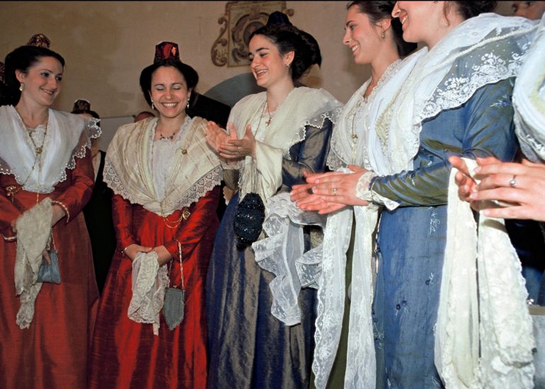 Olivier Martel - Provence: Le pays d'Arles - Arlésienne