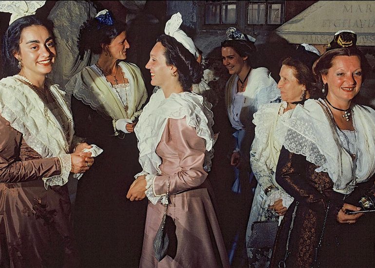 Olivier Martel - Provence - Camargue -Le pays d'Arles - Arlésienne