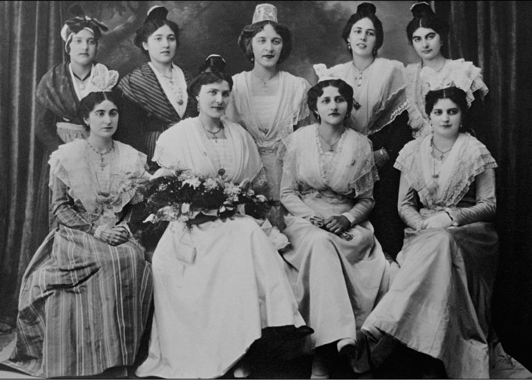 Olivier Martel - Arles - One of the first queens of Arles accompanied by her maids of honor