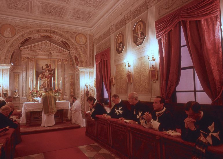 Italie_Rome_Chapelle du Grand Magistere_Le Grand Maître et les membres du Souverain Conseil