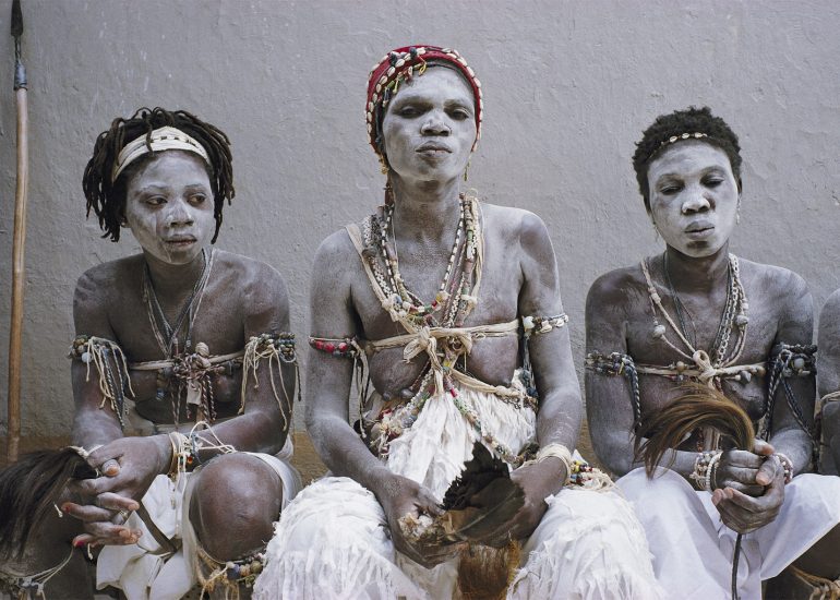 Côte d'Ivoire_Region Agni_Frontiere avec Ghana_Feticheuses dans la salle des fétiches